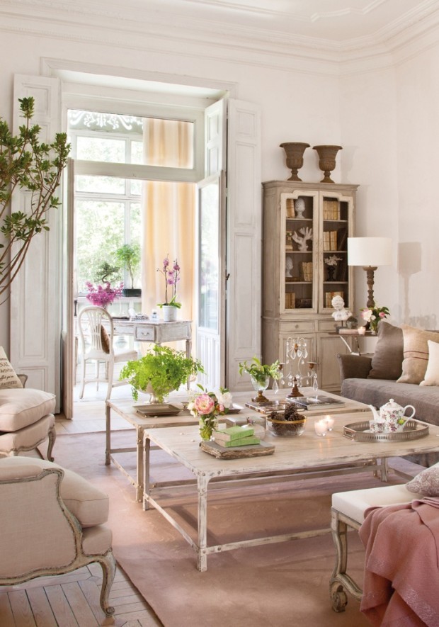 Kwiaty: Prowansalski Akcent Salon w stylu prowansalskim z dekoracjami z żywych kwiatów w wazonie.