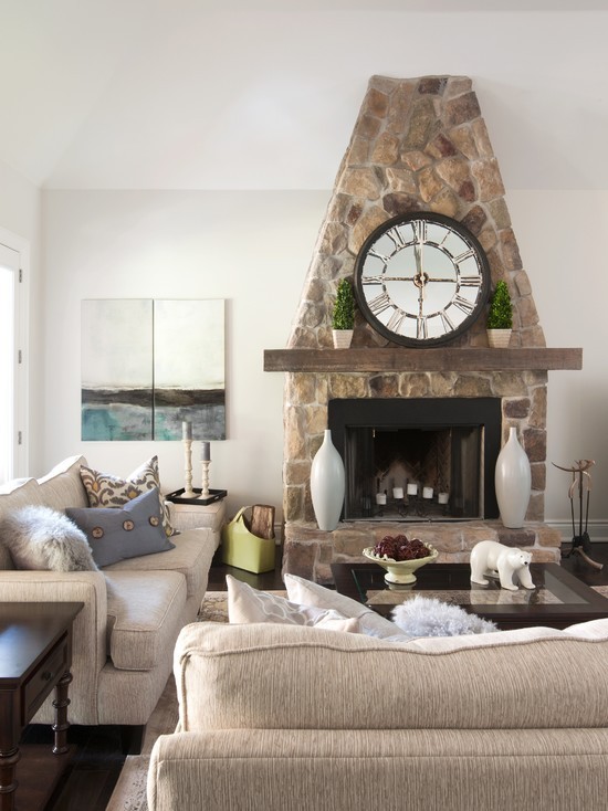 Zegar w Stylu Prowansalskim Stary zegar vintage w salonie w stylu prowansalskim - główny element dekoracyjny.