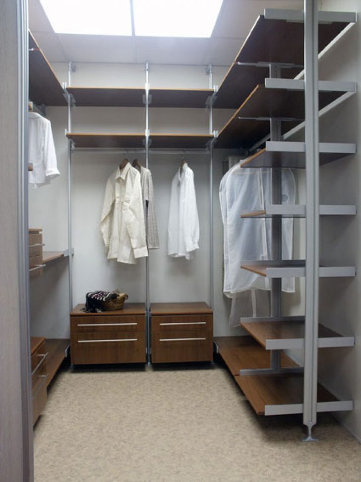 Wentylacja garderoby Funkcjonalna wentylacja w małej garderobie zorganizowanej samodzielnie: świeże powietrze i brak wilgoci.