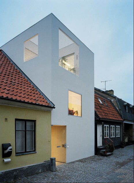 Beton i światło Elewacja minimalistycznego domu miejskiego. Beton komórkowy i duże okna w stylu skandynawskim.