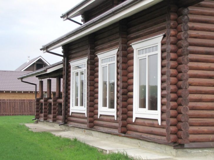 Drewniane listwy okienne Eleganckie listwy okienne drewniane w domu z bali, chroniące przed wilgocią.