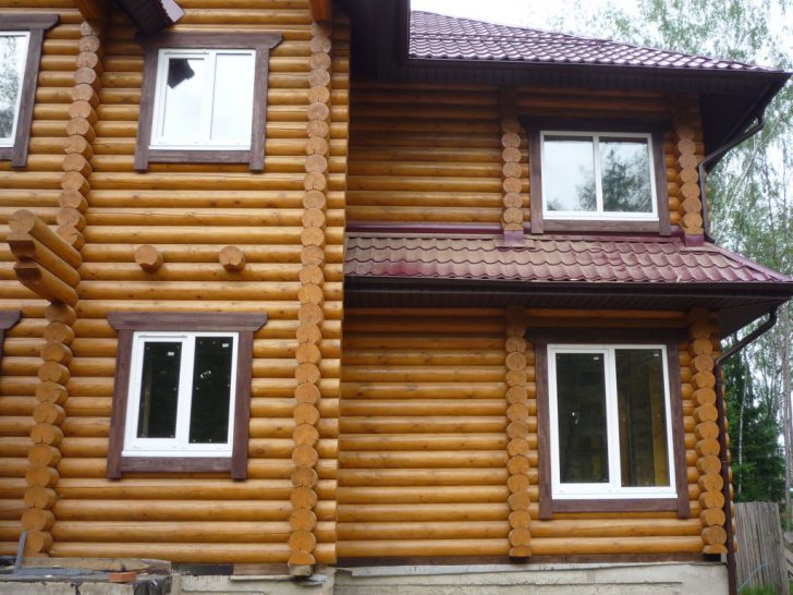 Listwy do domu z bali Stylowe listwy okienne drewniane do domu z bali, ochrona przed wilgocią i wiatrem.