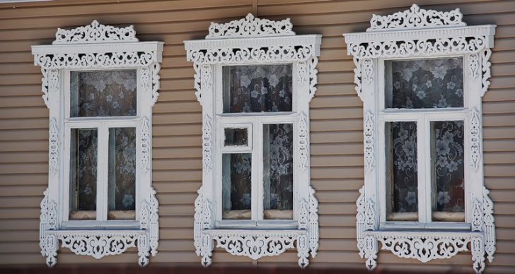 Rzeźbione listwy okienne Tradycyjne, rzeźbione listwy okienne drewniane w starym domu z bali.