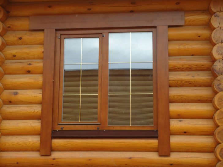 Listwy imitujące drewno Plastikowe listwy okienne imitujące jasne drewno: eleganckie wykończenie okien w domu.