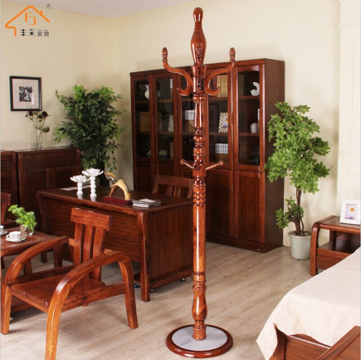 Klasyczny wieszak drewniany Klasyczny drewniany wieszak podłogowy idealny do przedpokoju w stylu skandynawskim.