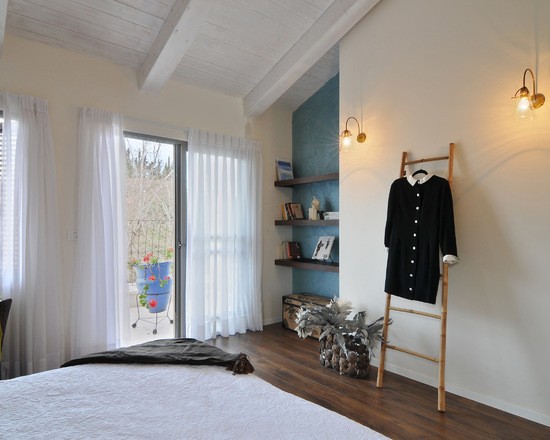 Wieszak-drabina do sypialni Stylowa wieszak-drabina w sypialni do przechowywania ubrań i akcesoriów.