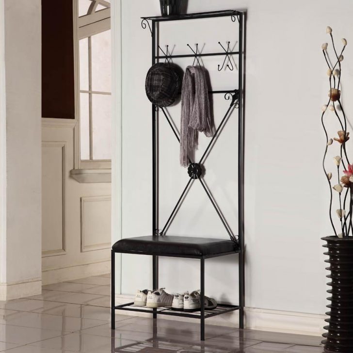 Nowoczesny wieszak metalowy Nowoczesny metalowy wieszak do przechowywania odzieży i obuwia w minimalistycznym stylu.