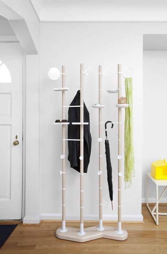 Dekoracyjny wieszak rustykalny Dekoracyjny drewniany wieszak stojący z elementami rzeźbionymi w stylu rustykalnym.