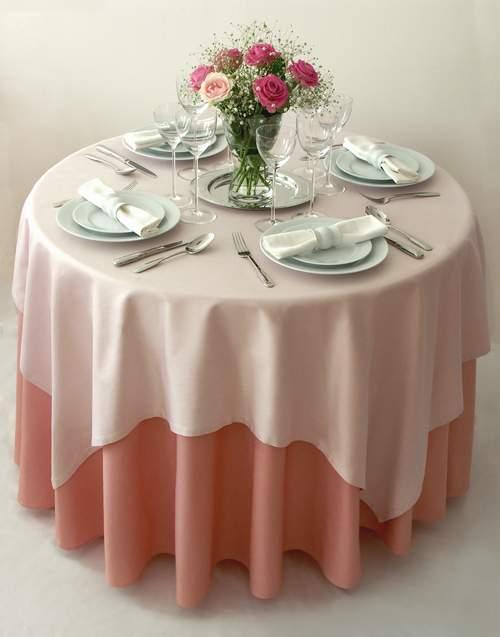 Elegancki obrus Elegancki stół nakryty białym i niebieskim obrusem w wzory. Dekoracja stołu.