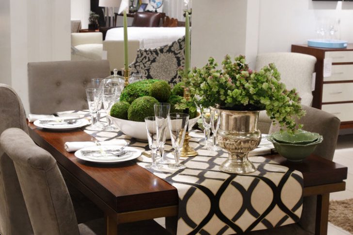 Minimalistyczny bieżnik Szary bieżnik na białym obrusie na stole - nowoczesna dekoracja stołu.