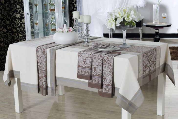 Świąteczny obrus Świąteczny stół z białym obrusem i lnianymi serwetkami na specjalną okazję.