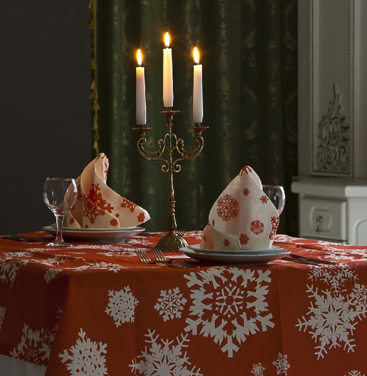 Elegancka serwetka Wyszukana serwetka na talerzu, elegancki detal stołowego nakrycia – dekoracja stołu.