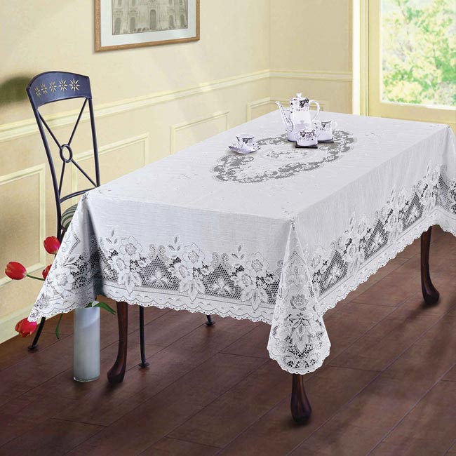 Ażurowy obrus Biały, ażurowy obrus na drewnianym stole – piękna dekoracja stołu.