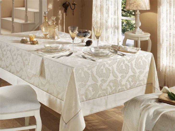 Beżowy minimalizm Minimalistyczny stół z beżowym obrusem i białą zastawą w 2026.