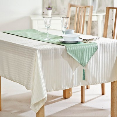 Bieżnik z kolorem Biały obrus z kolorową bieżnikiem: nowoczesny styl w 2026.