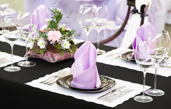 Biel i błękit na stole Biały obrus i niebieskie serwetki harmonijnie współgrają z zastawą stołową w 2026.