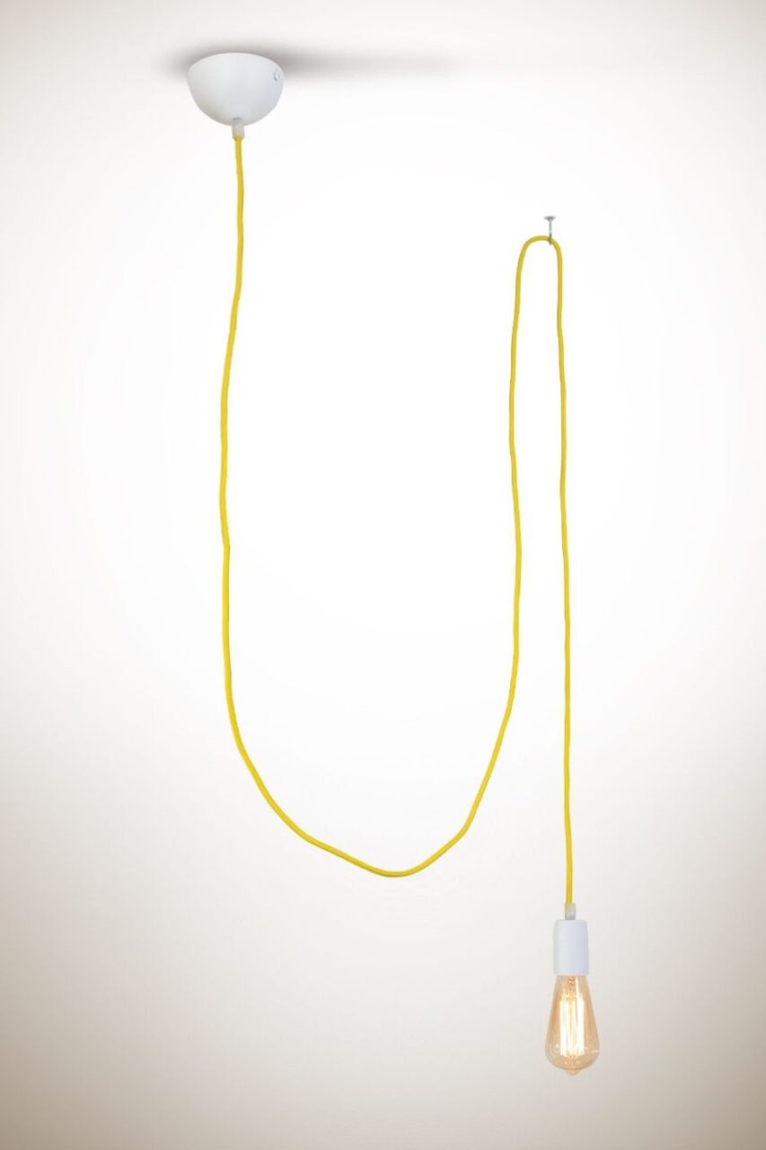 Żyrandol do salonu LED Żyrandol sufitowy LED w jasnym salonie, nowoczesne i energooszczędne oświetlenie dodaje charakteru