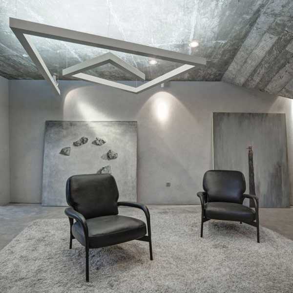 Granitowa elegancja Szare ściany imitujące granit w minimalistycznej sypialni w Szanghaju 2026 – design.