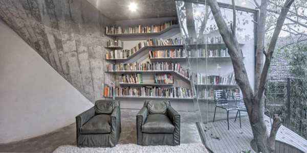 Panorama za szybą Sypialnia z dużymi szklanymi ścianami w Szanghaju - minimalistyczny design 2026, architektura i natura.