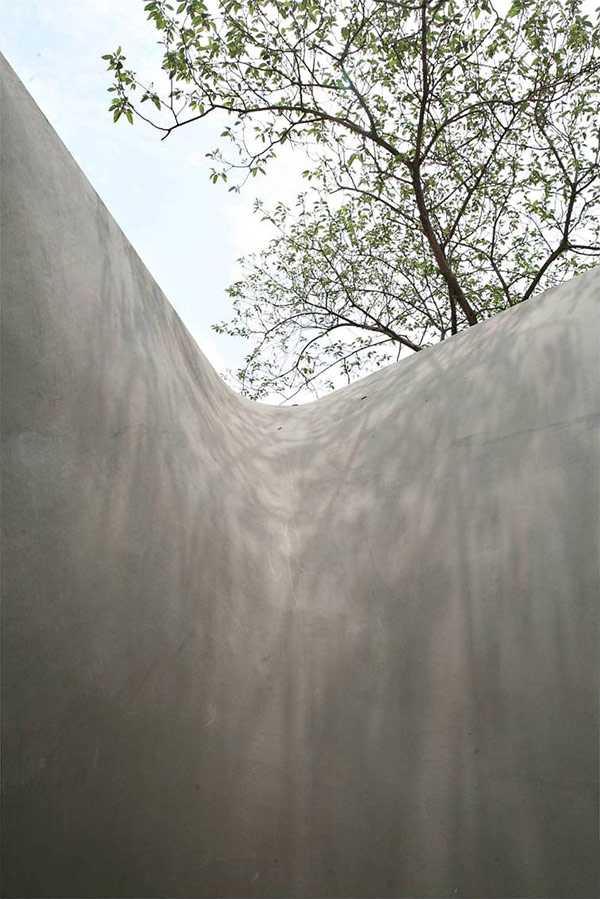 Minimalizm i natura Przestronna sypialnia w Szanghaju 2026 z dużymi oknami, minimalistycznym designem i widokiem na naturę.