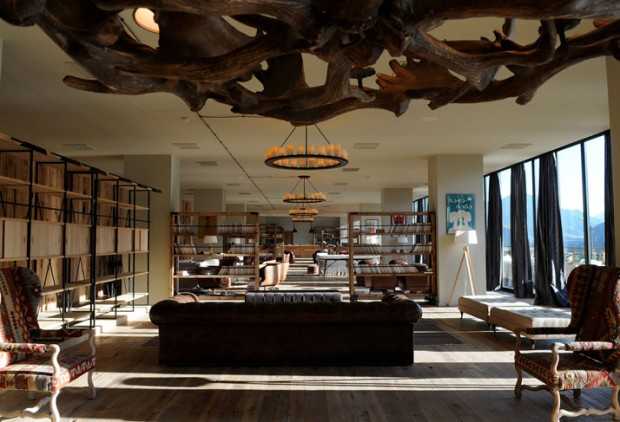 Gruziński design w pokoju Pokój hotelowy inspirowany Kazbegi z unikalnymi drewnianymi meblami i gruzińskimi akcentami.