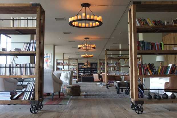 Kazbegi: Wnętrze z widokiem Wnętrze hotelowe z motywami gruzińskimi, drewnianymi meblami i widokiem na Kazbegi.