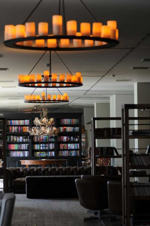 Nowoczesna Gruzja w hotelu Hotelowy pokój z gruzińskimi elementami dekoracyjnymi i nowoczesnymi drewnianymi meblami.