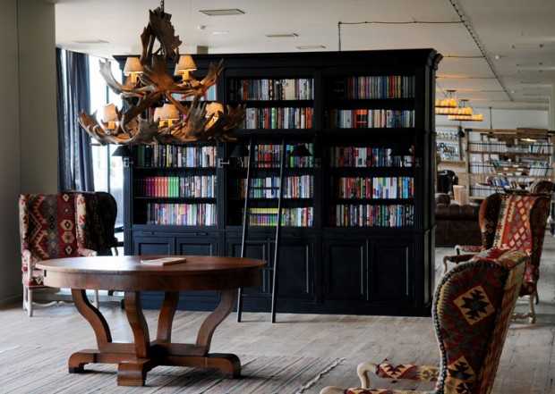 Naturalny gruziński styl Inspirujące wnętrze hotelowe w Kazbegi z naturalnymi materiałami i gruzińskim stylem.