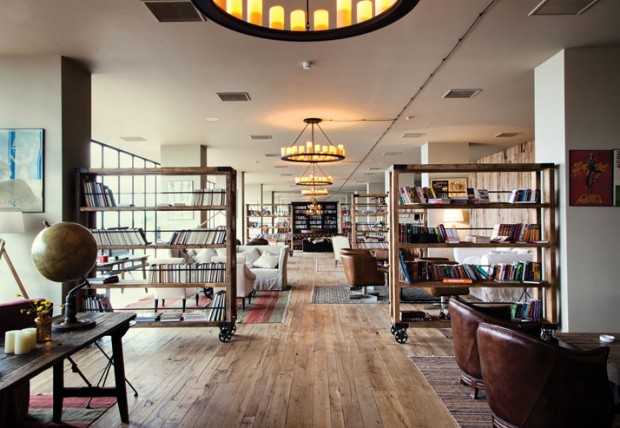 Przestrzeń i tradycja Przestronny pokój hotelowy z elementami drewnianymi i inspiracjami gruzińskimi z Kazbegi.