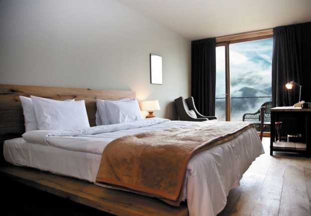 Elegancja z Gruzji Eleganckie wnętrze hotelowe inspirowane Kazbegi, z designerskimi meblami i gruzińskimi detalami.