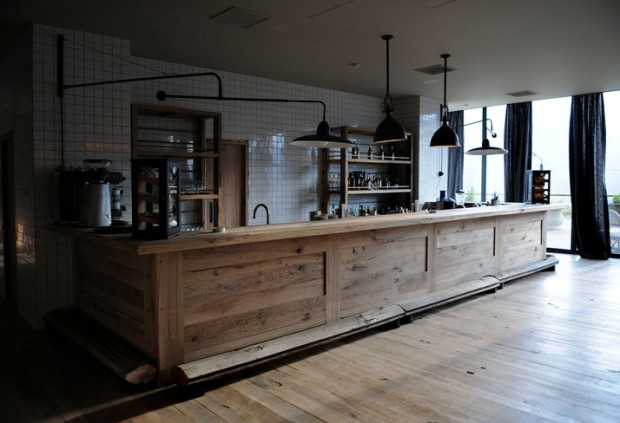 Kazbegi: Gruziński design pokoju Designerski hotel Kazbegi: wnętrze pokoju z drewnianymi meblami i gruzińskimi motywami.