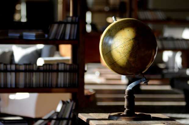 Kazbegi: Gruzińskie inspiracje wnętrz Designerskie wnętrze pokoju hotelowego w Kazbegi z gruzińskimi motywami i drewnem.