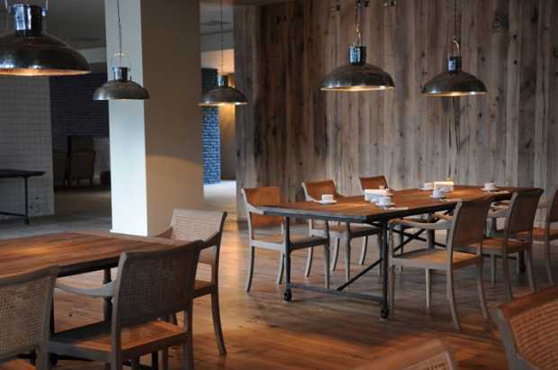 Kazbegi: Przytulność i tradycja Hotel Kazbegi: przytulne wnętrze pokoju z drewnianymi meblami i gruzińskimi detalami.