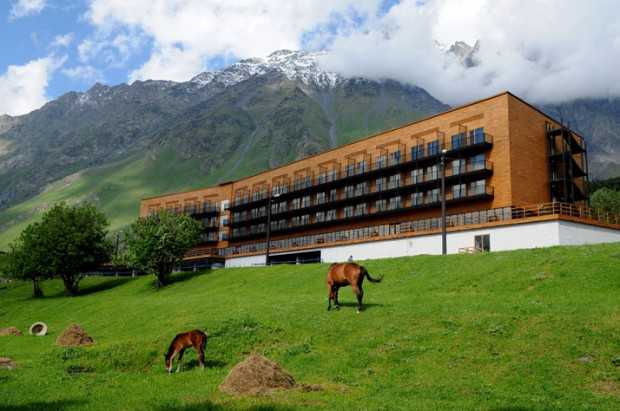 Kazbegi: Design i natura Wnętrze designerskiego hotelu w Kazbegi: drewniane meble 2026 i gruzińskie akcenty.