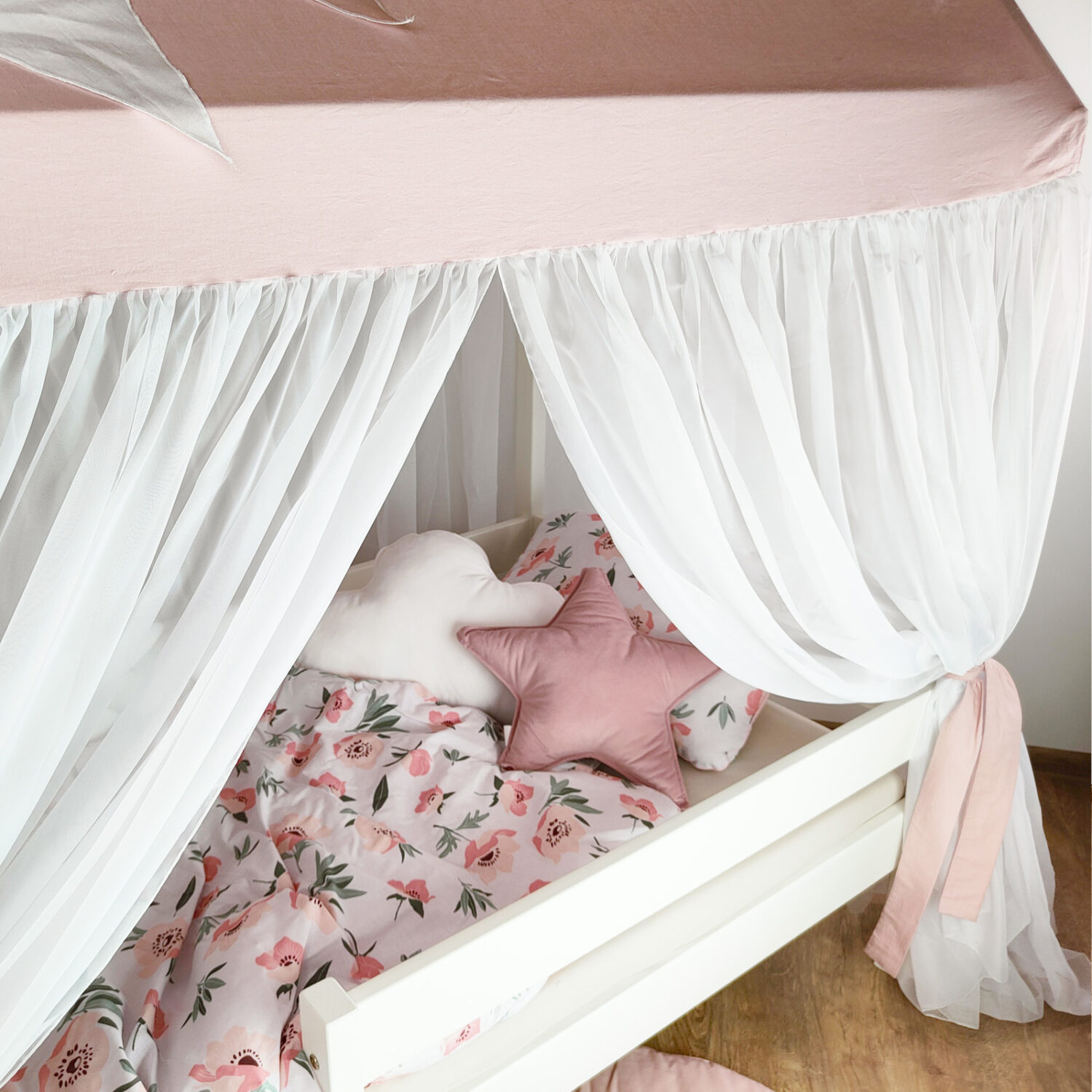 Pierwsze Łóżko Dziecka: Jak Wybrać Idealną Pościel i Akcesoria? — новини дизайну та інтер’єру