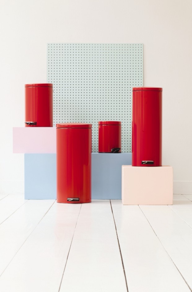 Brabantia Retro Kosz Retro kosze Brabantia z pedałem i charakterystyczną kopułową pokrywą w kuchni.