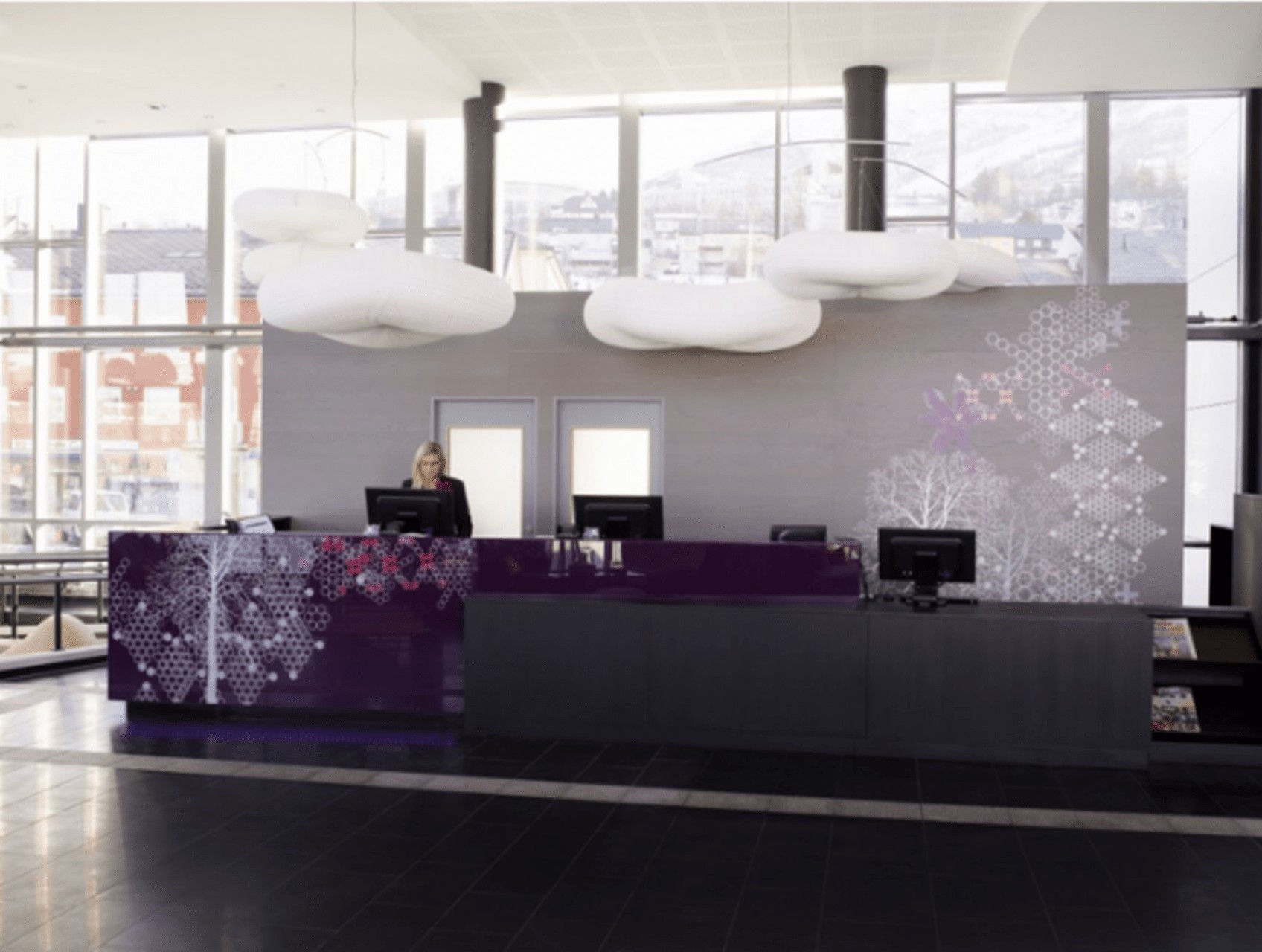 Przytulne wnętrza Rica Wnętrze skandynawskiego hotelu Rica z dzianinowymi pufami i unikalnymi kolorami mebli, 2026.