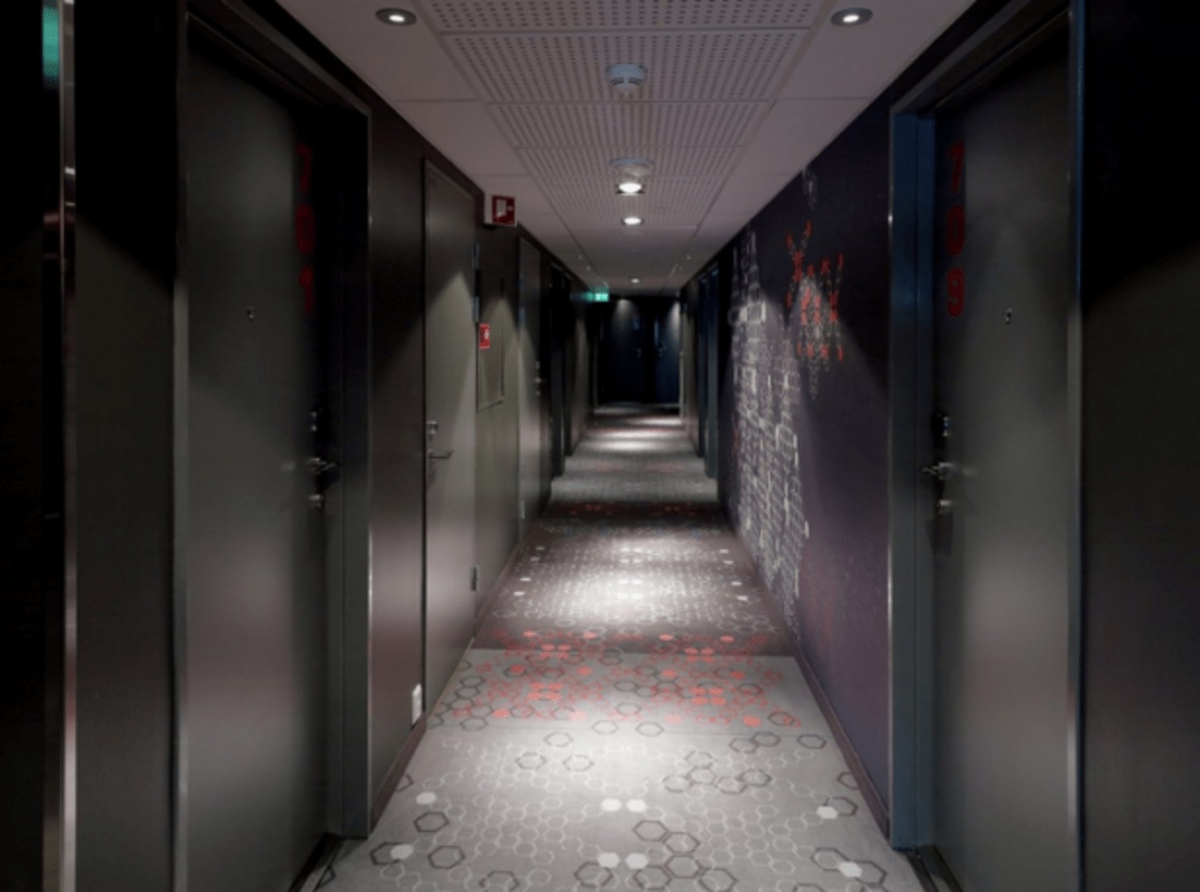 Żyrandol z widokiem Oryginalny żyrandol w skandynawskim hotelu Rica z widokiem na fiord Ofotfjorden, 2026.