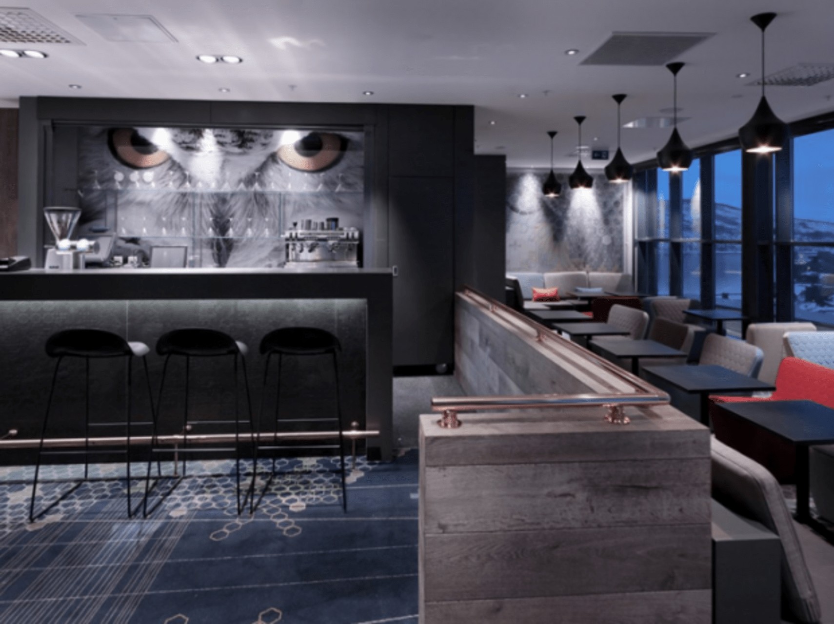 Kolorowy skandynawski design Nietypowe kolory mebli w skandynawskim designie hotelu Rica z widokiem na Ofotfjorden, 2026.