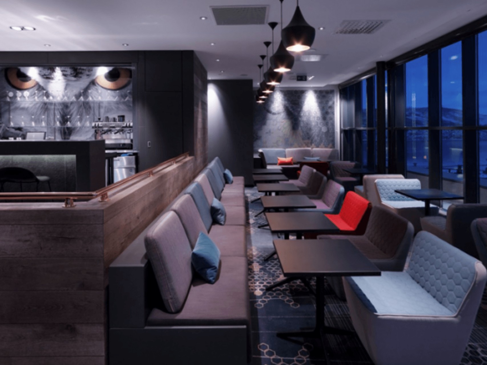 Salon z widokiem na fiord Skandynawski design hotelu Rica 2026: przytulny salon z widokiem na fiord Ofotfjorden.