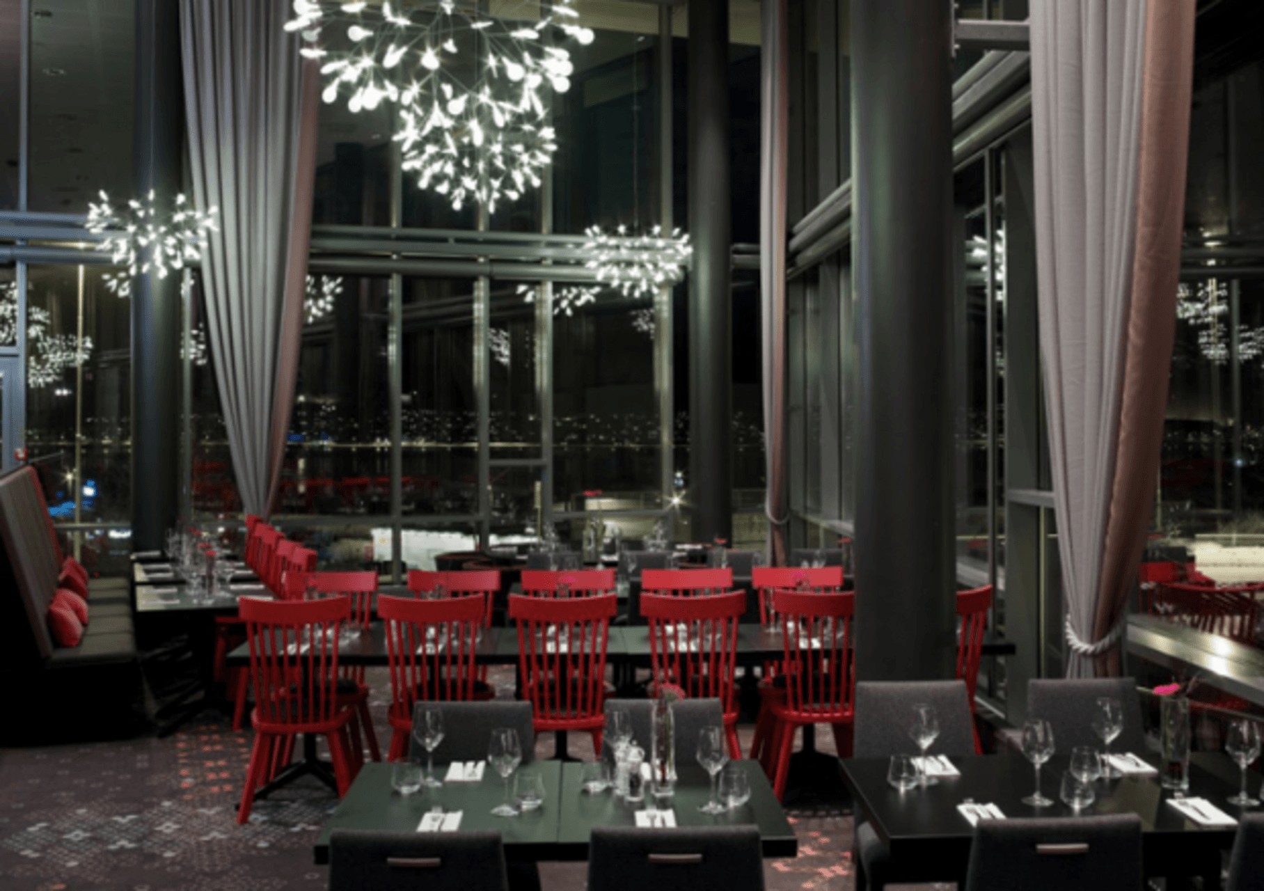 Drewno i fiord Skandynawski design hotelu Rica 2026: wykorzystanie drewna w wykończeniu wnętrz z widokiem na Ofotfjorden.