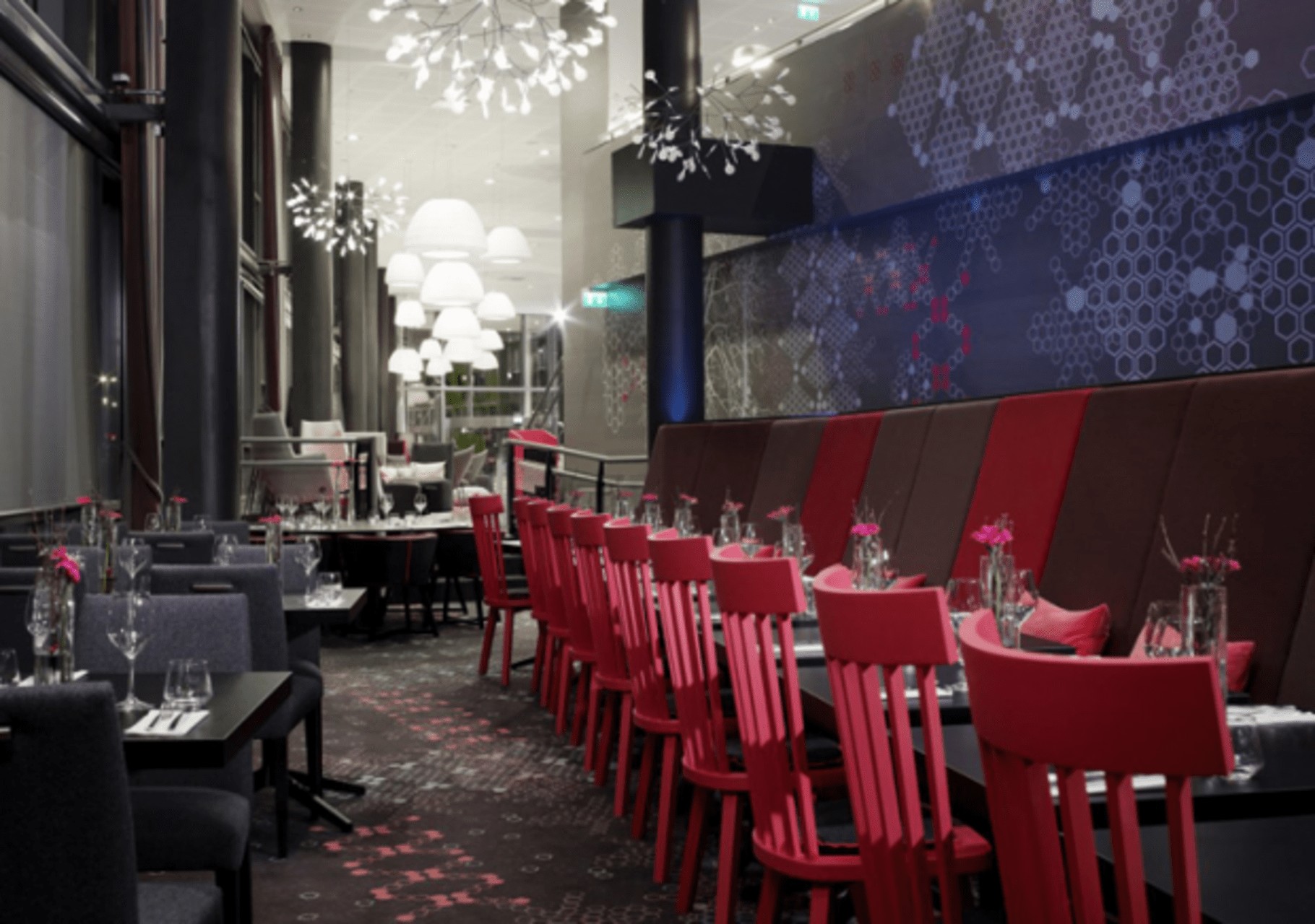 Ręcznie robione detale Wystrój skandynawskiego hotelu Rica: dzianinowe pufy i ręcznie robione tekstylia, 2026 rok.