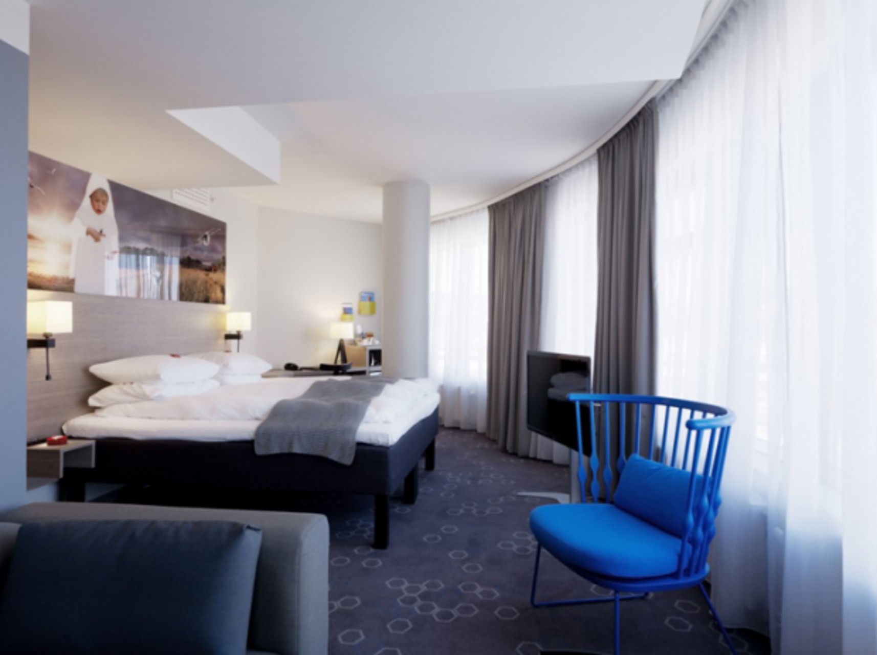 Kolor i światło Hotel Rica Narwik: skandynawski design 2026, nietypowe kolory mebli i designerski żyrandol.