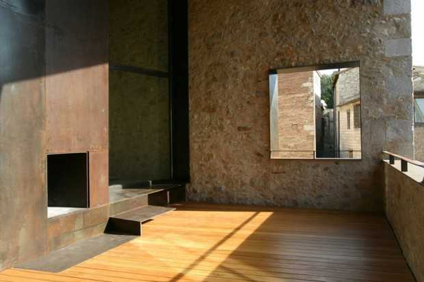 Minimalizm i historia Minimalistyczny design w renowacji domu z 2026 roku z elementami architektury XVI wieku.