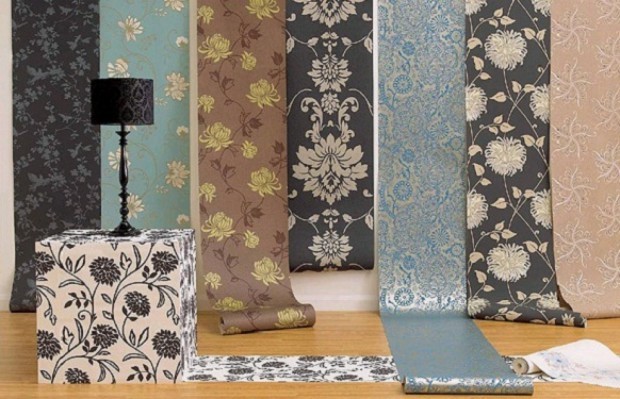 Delikatne tapety Tapety papierowe wymagają idealnie przygotowanych ścian w salonie przed montażem.