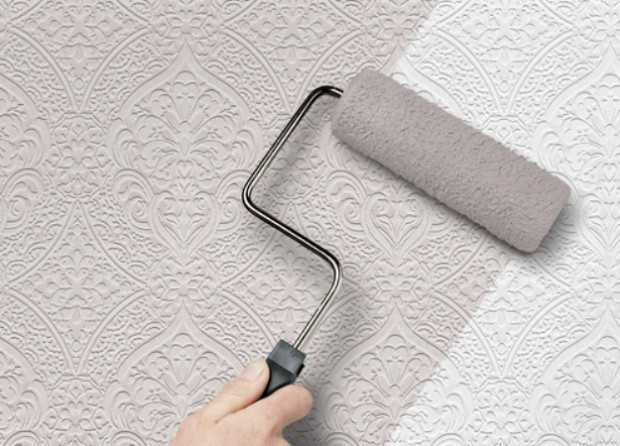 Maluj flizelinę! Tapety flizelinowe w salonie można wielokrotnie malować, odświeżając wygląd.