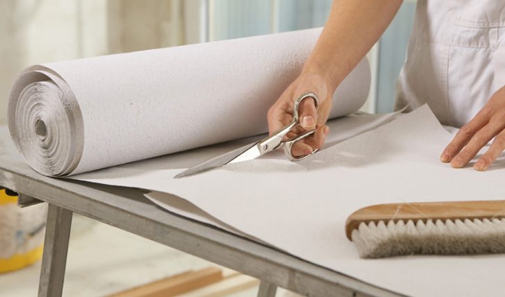 Cięcie tapet na wymiar Przygotowanie tapet: Cięcie na kawałki o odpowiedniej długości przed tapetowaniem.