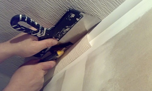 Precyzyjne cięcie tapet Przycinanie nadmiaru tapety nożem i szpachelką - perfekcyjne wykończenie krawędzi tapet.