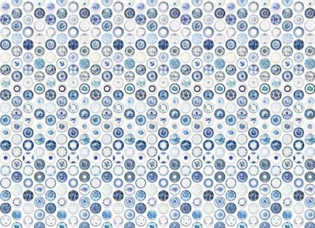 Francuski szyk na ścianie Tapeta vintage z wzorem porcelanowej tarczy - inspiracja stylem francuskim na rok 2026.