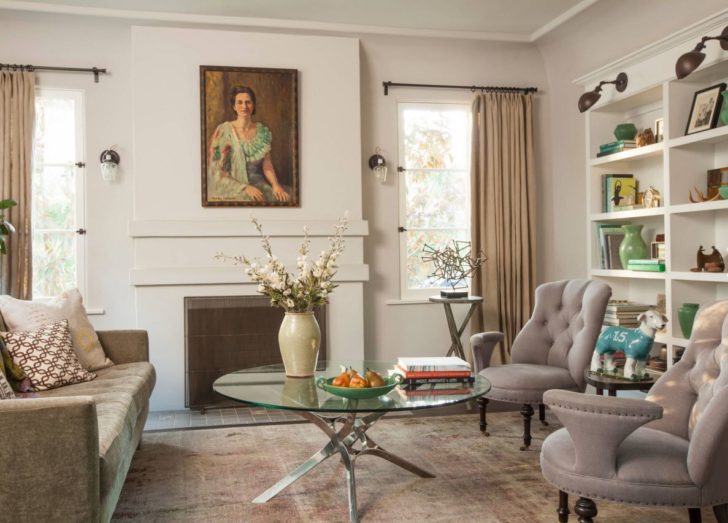 Luksus w klasycznym salonie Aranżacja salonu w stylu klasycznym z luksusowymi tkaninami i elementami dekoracyjnymi.